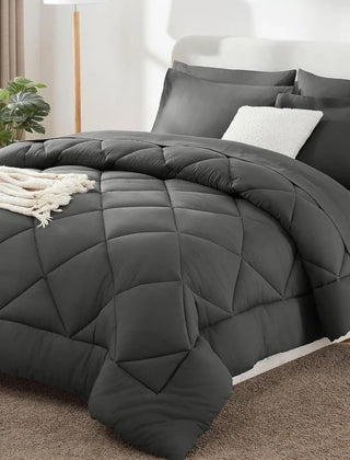 Effen polyester dekbed op een bed