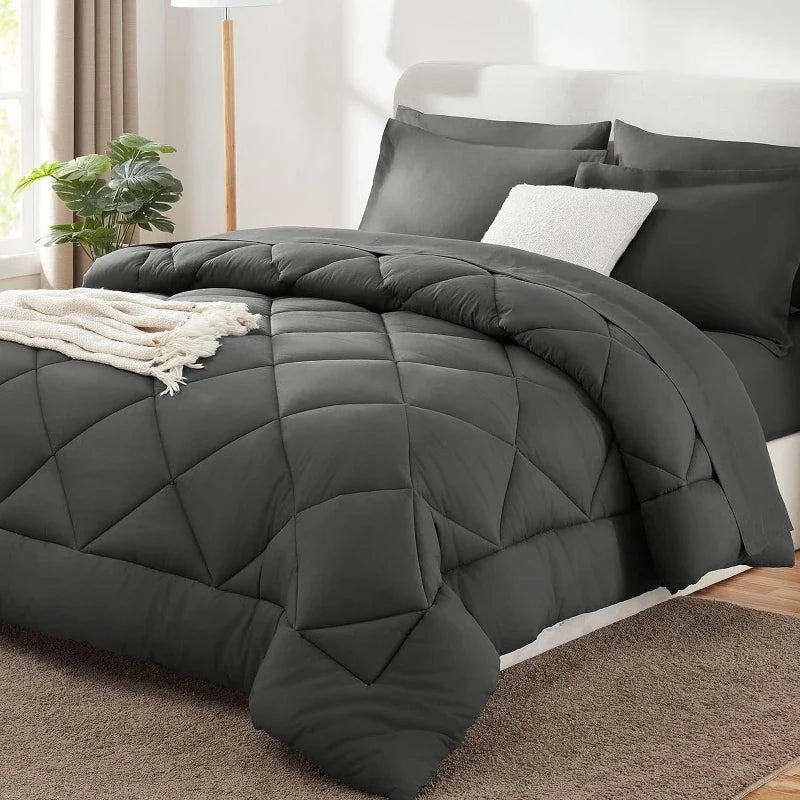 Effen polyester dekbed op een bed
