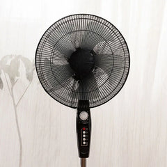 Stofhoes over een staande ventilator