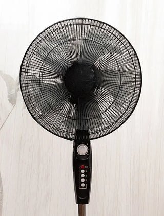 Stofhoes over een staande ventilator