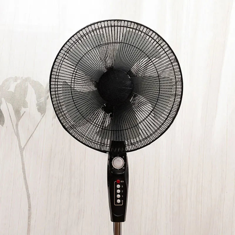 Stofhoes over een staande ventilator