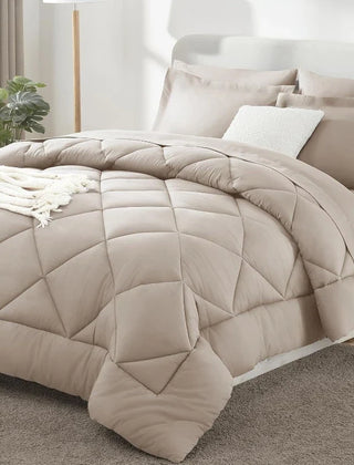 Effen polyester dekbed op een bed