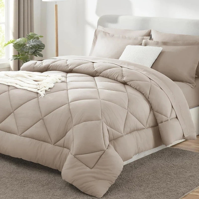 Effen polyester dekbed op een bed