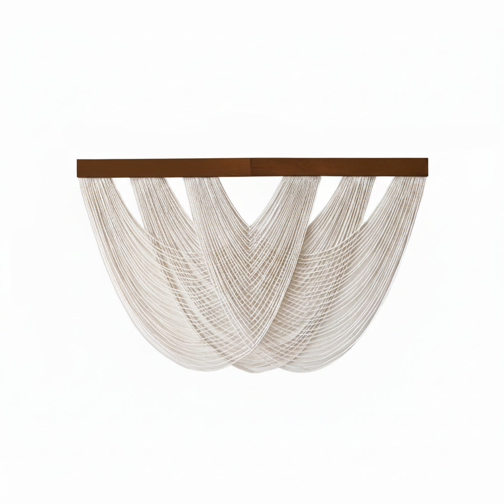 Geknoopt macramé wandpaneel van katoen aan een muur