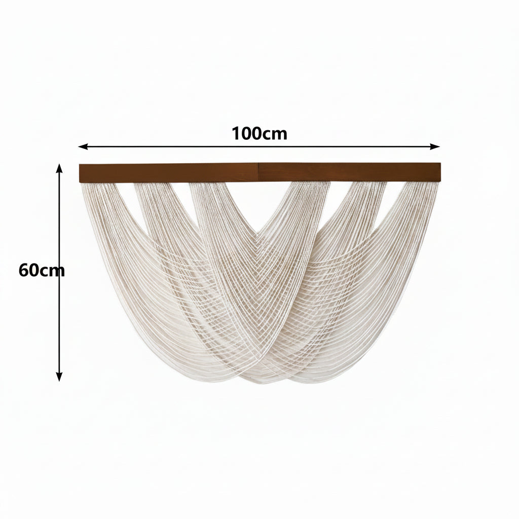 Geknoopt macramé wandpaneel van katoen aan een muur