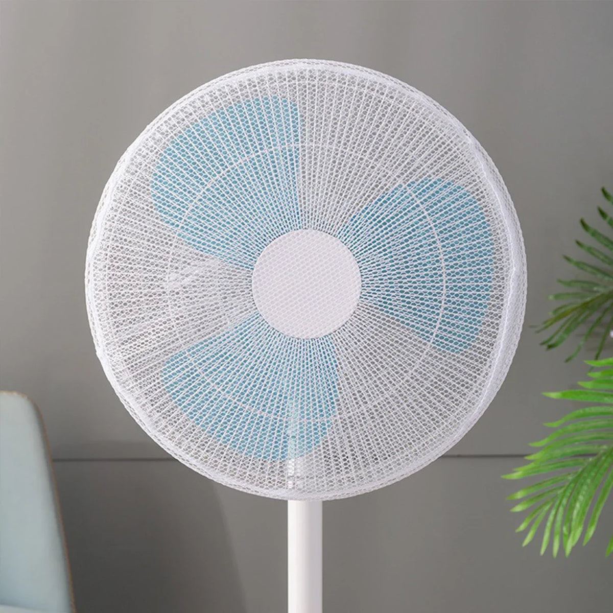 Stofhoes over een staande ventilator