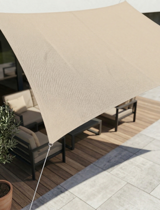 Rechthoekig schaduwdoek gespannen boven een terras