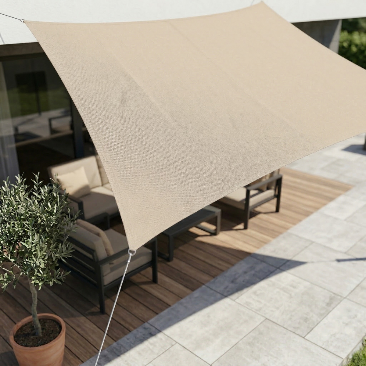 Rechthoekig schaduwdoek gespannen boven een terras