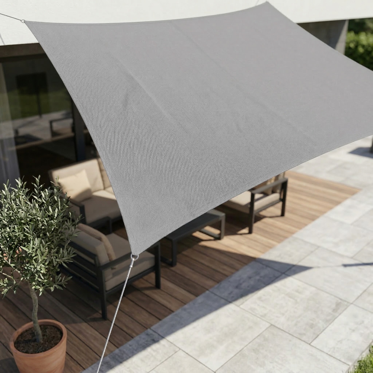 Rechthoekig schaduwdoek gespannen boven een terras