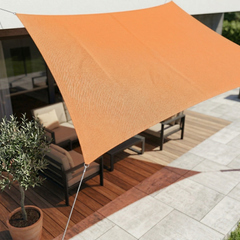 Rechthoekig schaduwdoek gespannen boven een terras