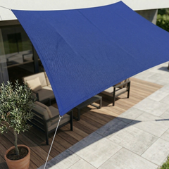 Rechthoekig schaduwdoek gespannen boven een terras