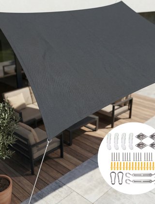 Rechthoekig schaduwdoek gespannen boven een terras