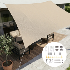 Rechthoekig schaduwdoek gespannen boven een terras