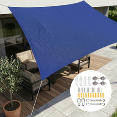 Rechthoekig schaduwdoek gespannen boven een terras
