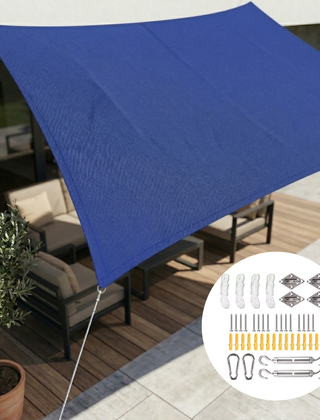 Rechthoekig schaduwdoek gespannen boven een terras