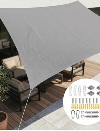Rechthoekig schaduwdoek gespannen boven een terras