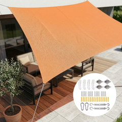 Rechthoekig schaduwdoek gespannen boven een terras