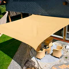 Rechthoekig schaduwdoek gespannen boven een terras