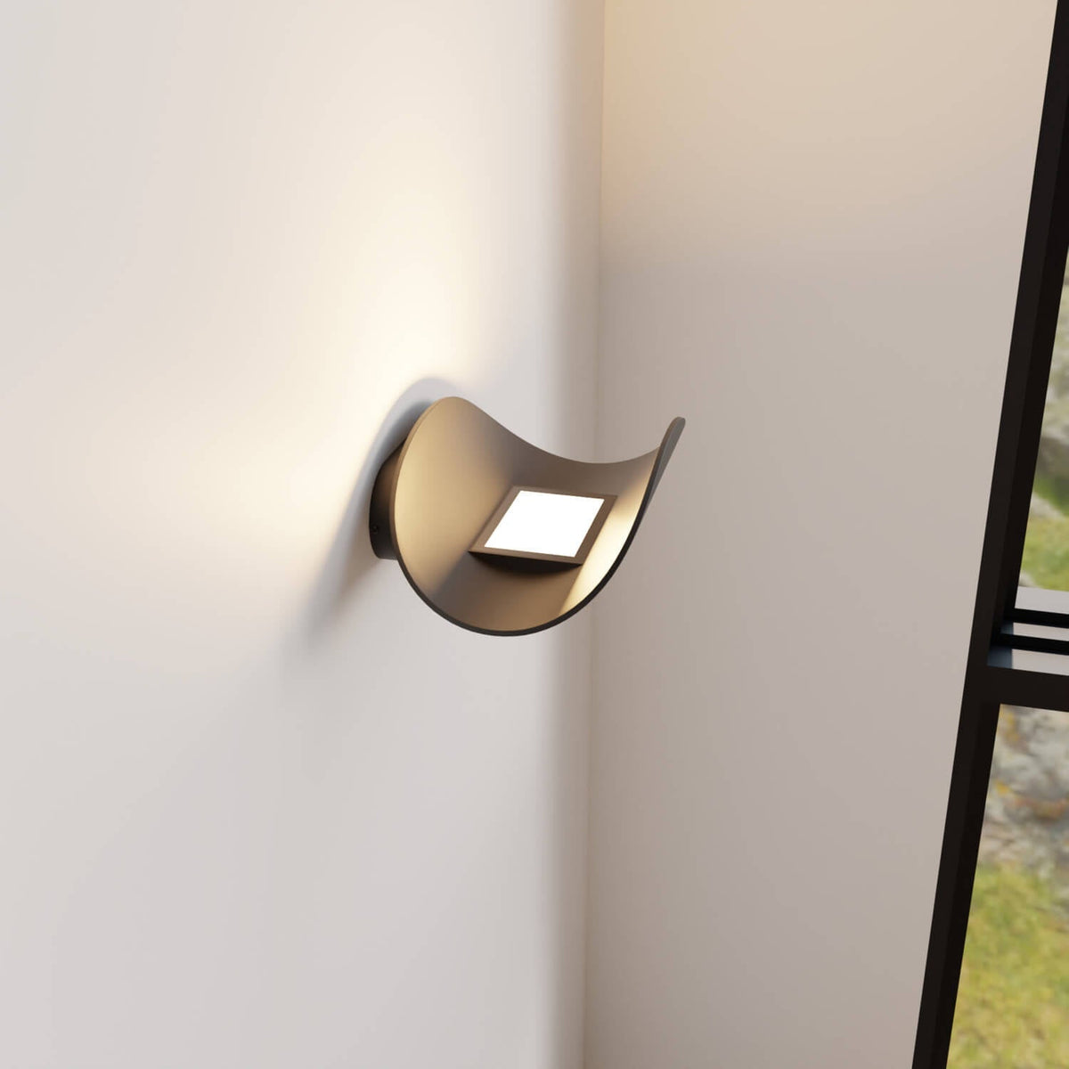 Halfronde led wandlamp met warm licht omhoog langs de muur