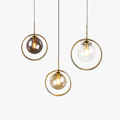 Glazen hanglamp met metalen ring rond de kap