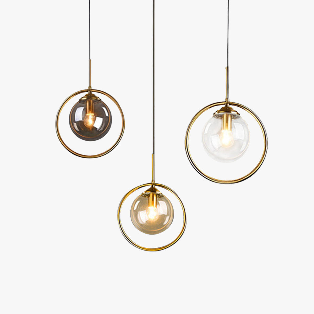 Glazen hanglamp met metalen ring rond de kap
