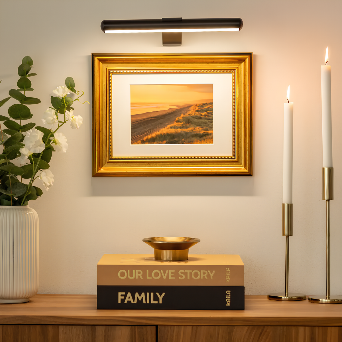 Draadloze LED-schilderijlamp boven een schilderij aan de muur