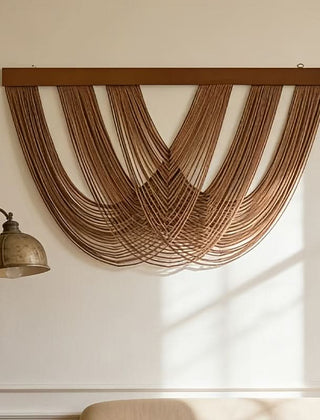 Geknoopt macramé wandpaneel van katoen aan een muur