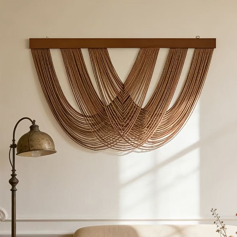Geknoopt macramé wandpaneel van katoen aan een muur