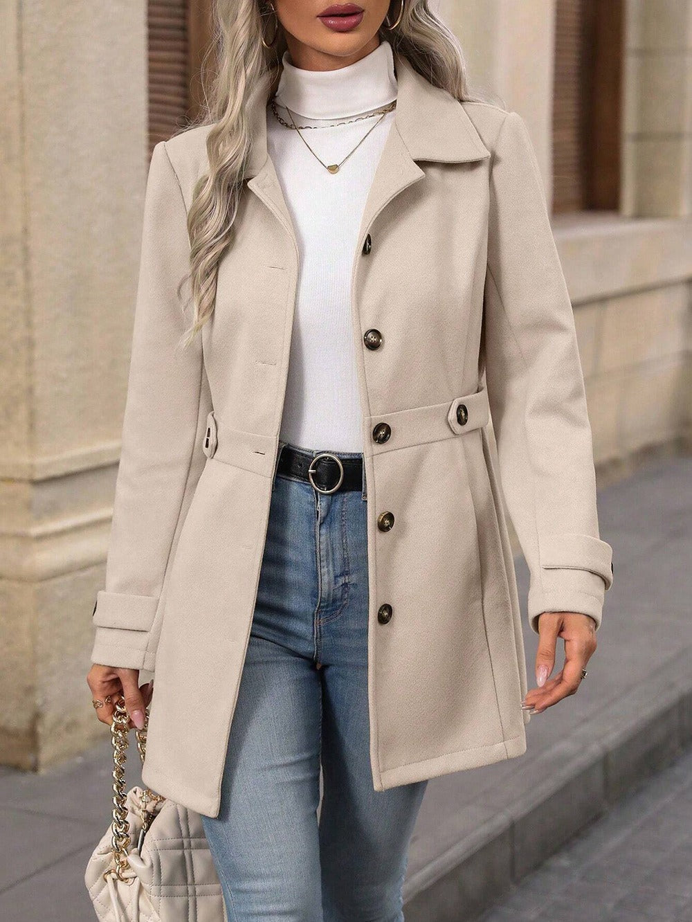 Getailleerde trenchcoat voor dames met ceintuur en reverskraag