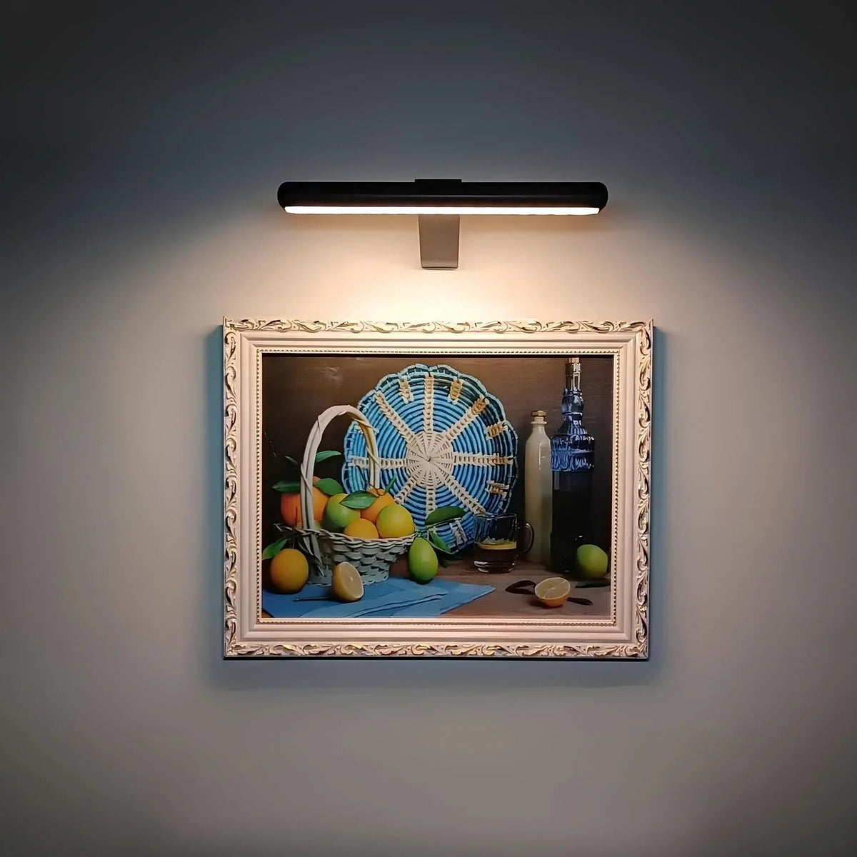 Draadloze LED-schilderijlamp boven een schilderij aan de muur