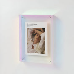 Transparante acryl fotolijst met foto op een plank