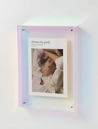 Transparante acryl fotolijst met foto op een plank