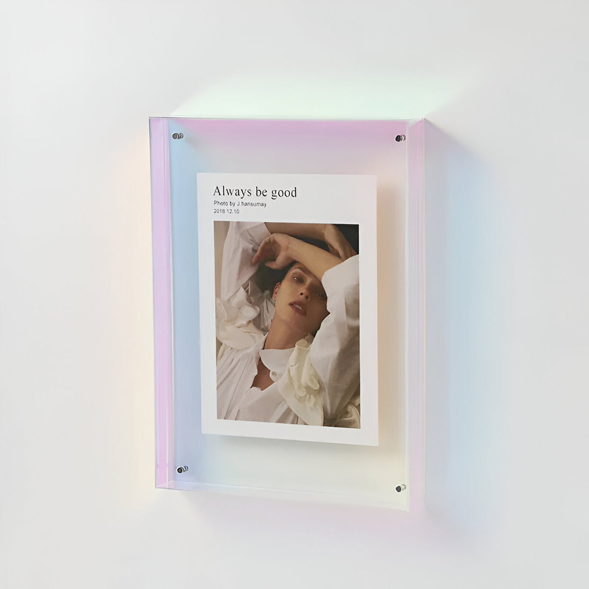 Transparante acryl fotolijst met foto op een plank