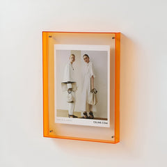 Transparante acryl fotolijst met foto op een plank