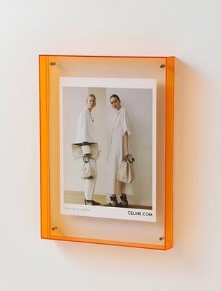 Transparante acryl fotolijst met foto op een plank
