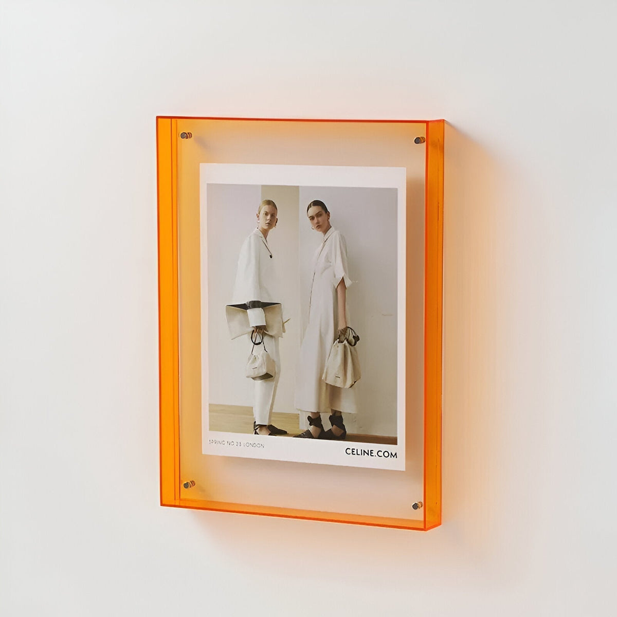 Transparante acryl fotolijst met foto op een plank