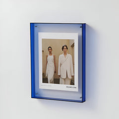 Transparante acryl fotolijst met foto op een plank