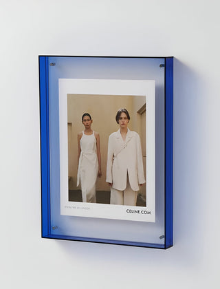 Transparante acryl fotolijst met foto op een plank