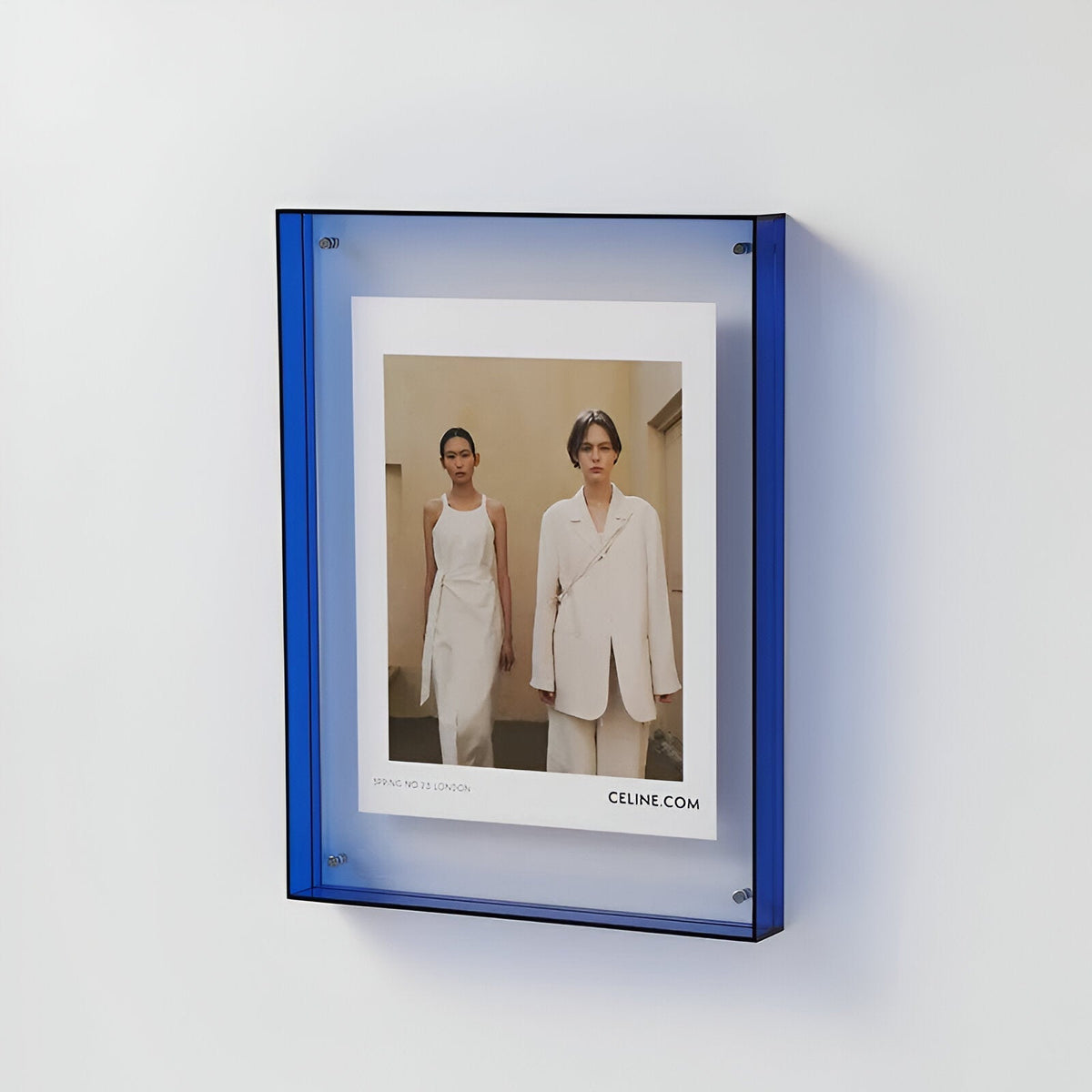 Transparante acryl fotolijst met foto op een plank