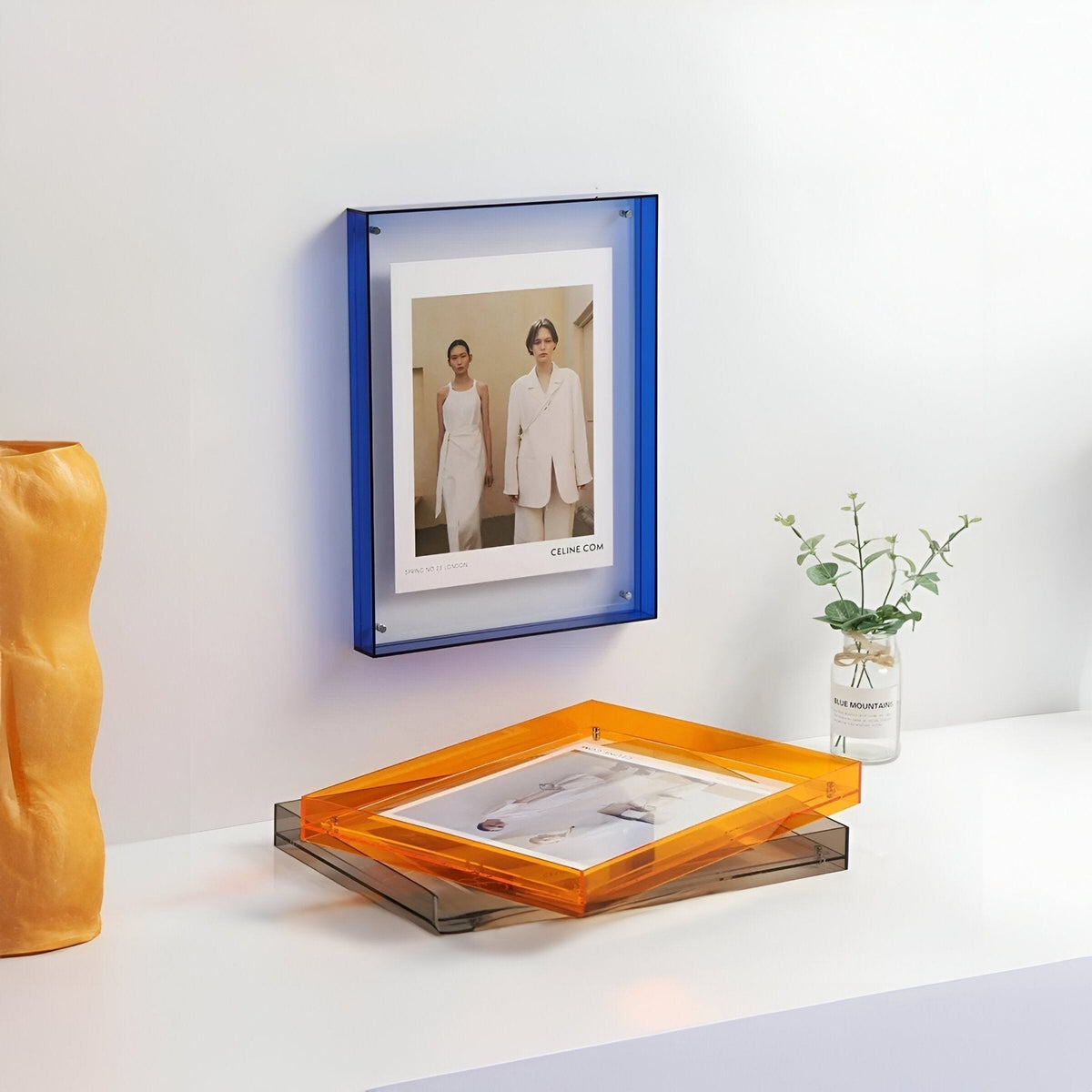 Transparante acryl fotolijst met foto op een plank