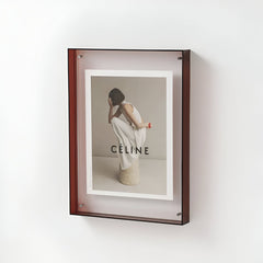 Transparante acryl fotolijst met foto op een plank