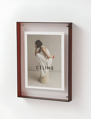 Transparante acryl fotolijst met foto op een plank
