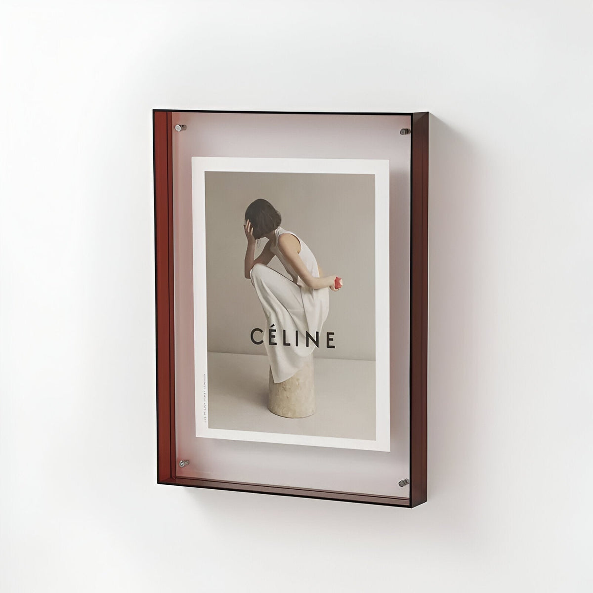 Transparante acryl fotolijst met foto op een plank