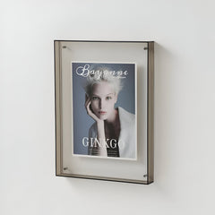 Transparante acryl fotolijst met foto op een plank