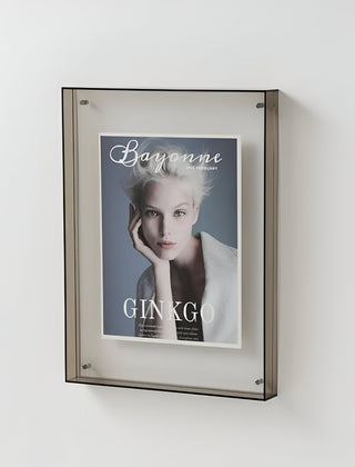 Transparante acryl fotolijst met foto op een plank
