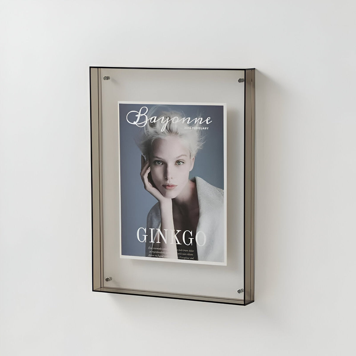 Transparante acryl fotolijst met foto op een plank
