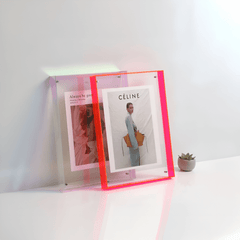 Transparante acryl fotolijst met foto op een plank