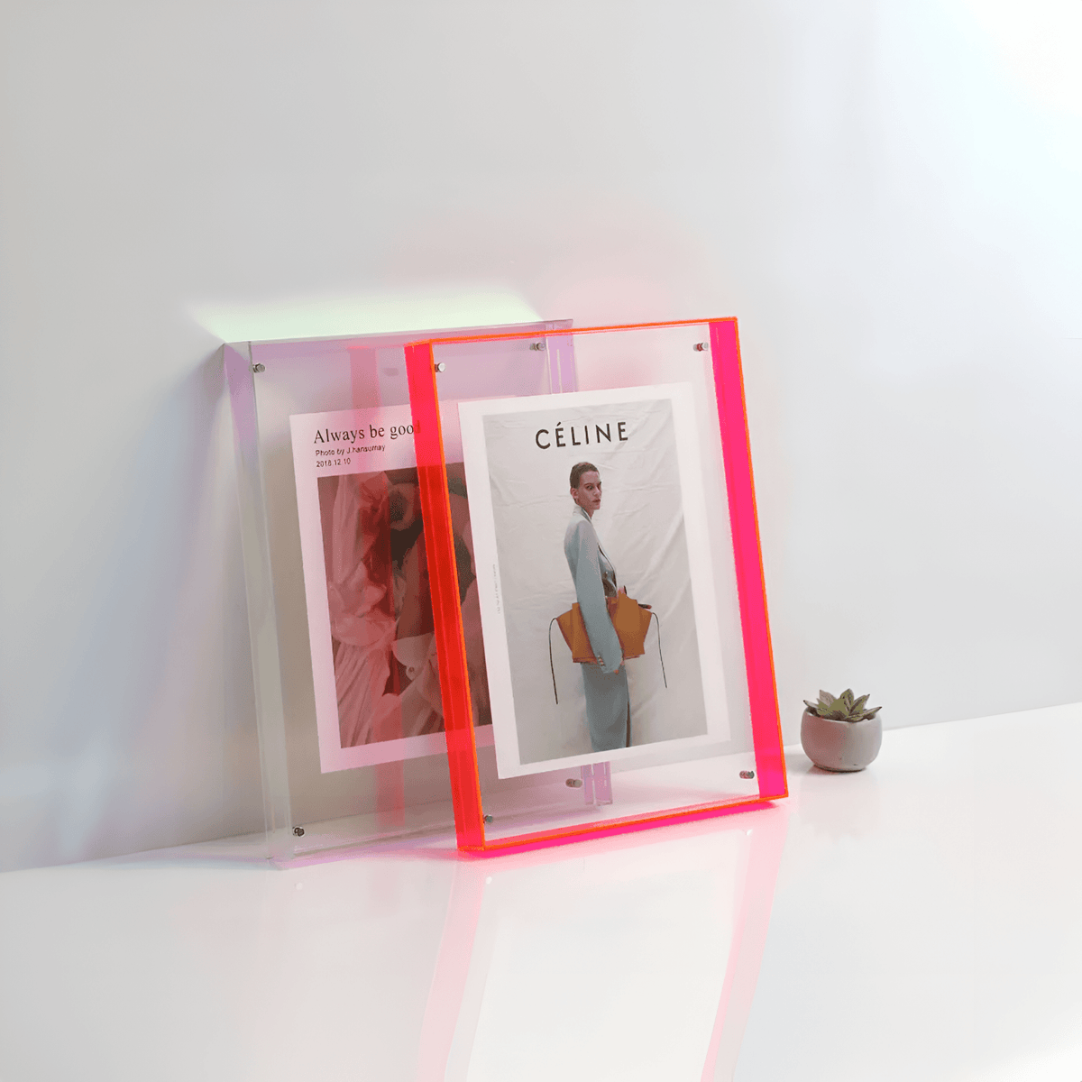 Transparante acryl fotolijst met foto op een plank