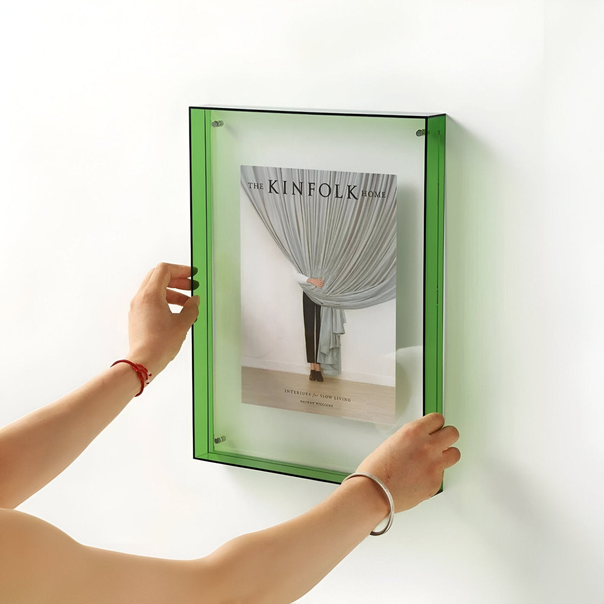 Transparante acryl fotolijst met foto op een plank