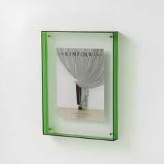 Transparante acryl fotolijst met foto op een plank